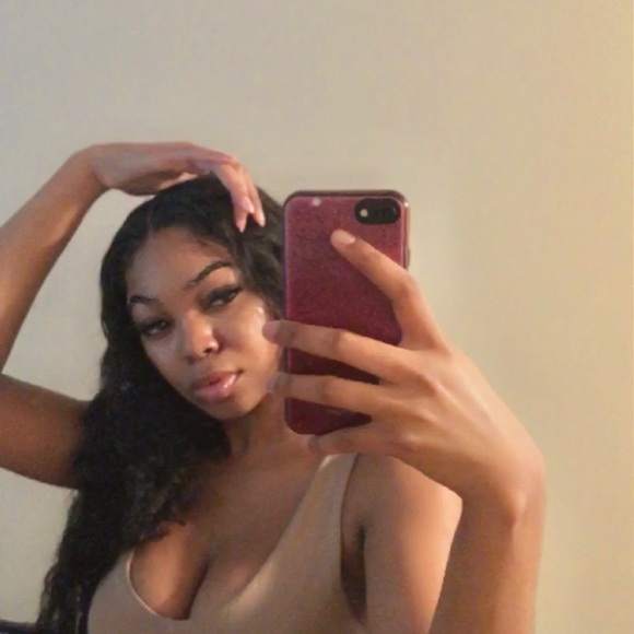 Meet your Posher, Selena - Picture 1 of 1